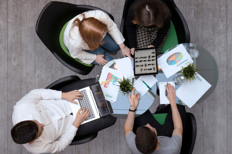 Vier Auszubildenden im Meeting von oben